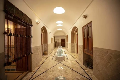 نمای راهرو های اقامتگاه بومگردی کوچه حنا یزد