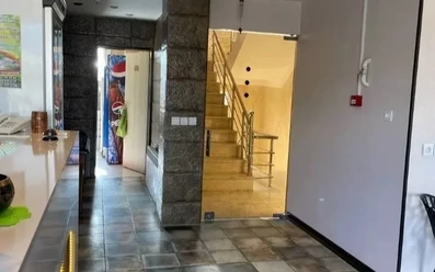 راهرو منتهی به اتاق های هتل آپارتمان هشت بهشت دماوند