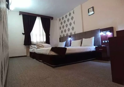 اتاق سه تخته با یک تخت دبل و یک تخت سینگل مهمانپذیر حجت نو مشهد