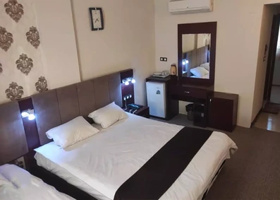 اتاق سه تخته با یک تخت دبل و یک تخت سینگل مهمانپذیر حجت نو مشهد