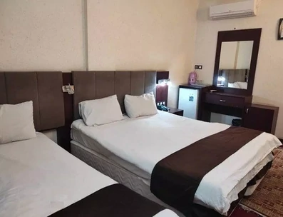 اتاق سه تخته با یک تخت دبل و یک تخت سینگل مهمانپذیر حجت نو مشهد