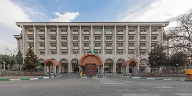 نمای ورودی هتل هما 2 مشهد در فضای سبز و باز هتل