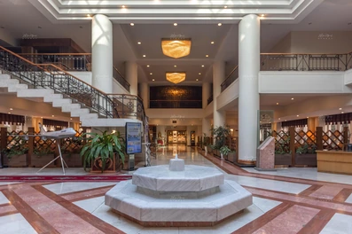 لابی هتل هما 2 مشهد با سالن طبقات، حوضچه آب و صندلی های نشیمن