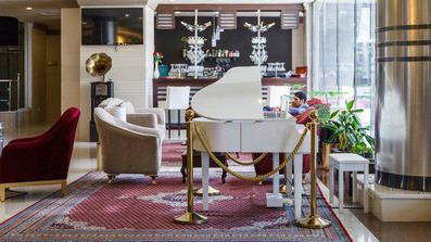 پیانو در لابی هتل ایران کیش