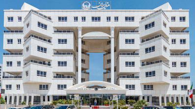 نمای سفید رنگ ساختمان هتل ایران کیش