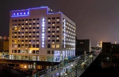 نمای ساختمان 8 طبقه بزرگ هتل جهان مشهد از دور در شب