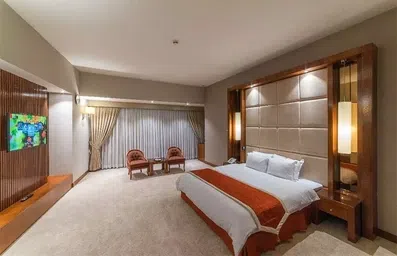 اتاق 2 تخته شیک با دکور چوب تیره در هتل جهان مشهد