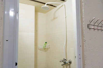 دوش حمام در واحدهای مسافرخانه جهان نما برزو شیراز