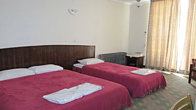 اتاق سه تخته خانه مسافر جهانگردی استهبان