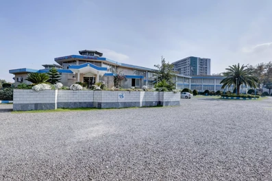 نمای کلی از ساختمان سفید و آبی هتل جهانگردی لاهیجان