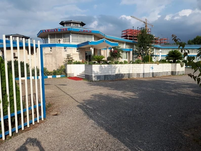 نمای هتل جهانگردی لاهیجان با معماری ساختمان های شمالی