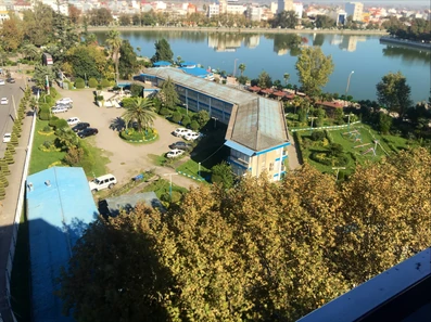 محوطه سرسبز هتل جهانگردی لاهیجان رو به دریاچه