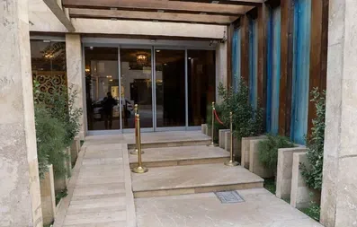 درب ورودی شیشه‌ای اتوماتیک هتل آپارتمان جمالی مشهد