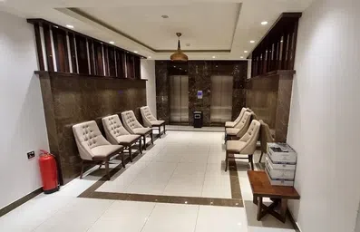 آسانسور طبقات با مبلمان انتظار در کنار آن ها در هتل جار الامیر نجف