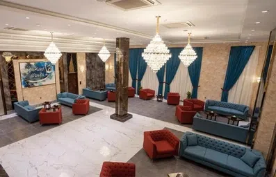 لابی وسیع هتل جار الامیر نجف با مبلمان آبی و قرمز