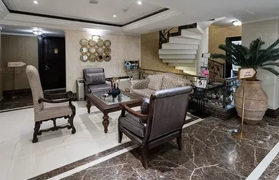 مبلمان کلاسیک راحتی در لابی هتل جواد مشهد