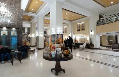 مبلمان کلاسیک و میز دکوری در لابی هتل جواد مشهد