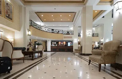 لابی و در انتهای آن پذیرش هتل جواد مشهد