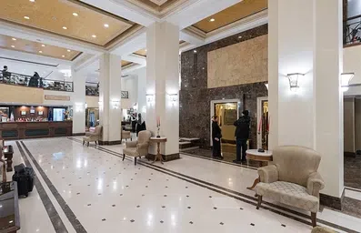 لابی هتل جواد مشهد با مبلمان کلاسیک