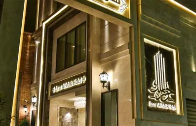 نمای رومی هتل جوارالملک مشهد با نورپردازی  های طلایی در شب