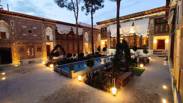 حیاط هتل سنتی کاخ سرهنگ اصفهان