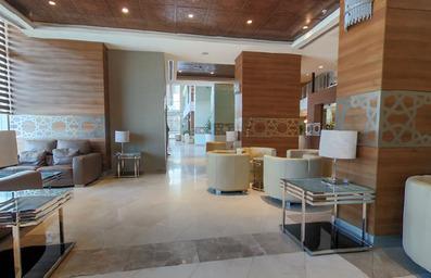 لابی هتل با مبلمان رنگ روشن در هتل ریحان کربلا