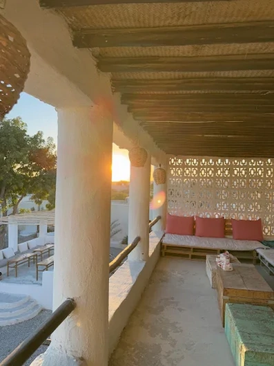 فضای داخل حیاط اقامتگاه بوم گردی خالو منصور قشم