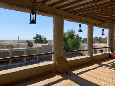 تراس اقامتگاه بوم گردی خالو منصور قشم