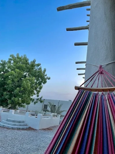 فضای داخل حیاط جهت استراحت در  اقامتگاه بوم گردی خالو منصور قشم