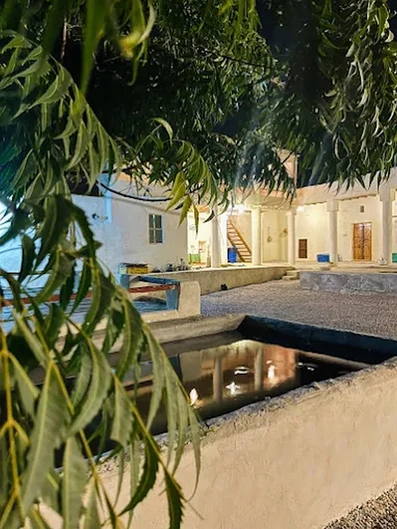 فضای داخل حیاط اقامتگاه بوم گردی خالو منصور قشم