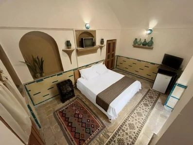 اتاق دو تخته دبل با المان های سنتی اقامتگاه بوم گردی خشت آباد یزد