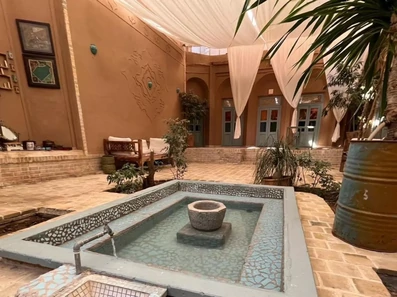 حیاط اقامتگاه بوم گردی خشت آباد یزد