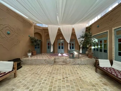 حیاط اقامتگاه بوم گردی خشت آباد یزد