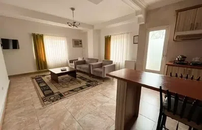 پذیرایی مبله و آشپزخانه در آپارتمان دوخوابه هتل کوشال چالوس