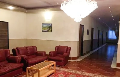 لابی کوچک با ست مبل قرمز در هتل البرز لاهیجان