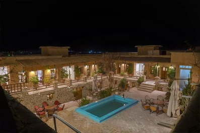 محوطه اقامتگاه خانه لیرک مرودشت در شب