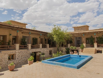 محوطه اقامتگاه خانه لیرک در روز