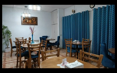 فضای سرو غذا با میز چوبی  و پرده آبی