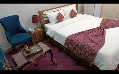 تخت دو نفره و مبل راحتی