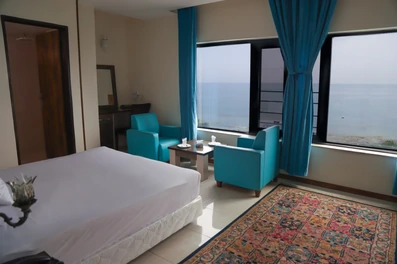 پنجره های بلند رو به دریا در اتاق دو تخته هتل لیدو رامسر