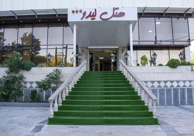 ورودی هتل لیدو رامسر با پله هایی چمن فرش