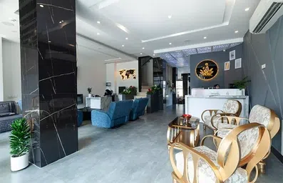 لابی کوچک اما شیک و تمیز هتل مادر بندرانزلی