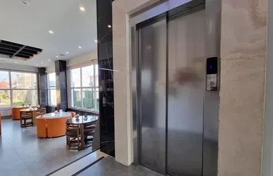 آسانسور در لابی هتل مادر بندر انزلی