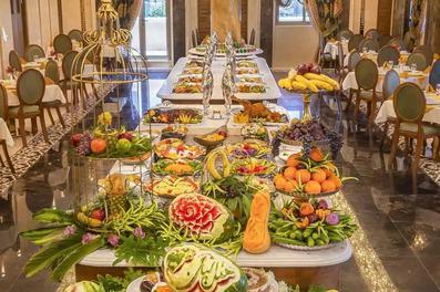 یک میز بزرگ با انواع غذاهای ایرانی و فرنگی در هتل مدینه الجواد