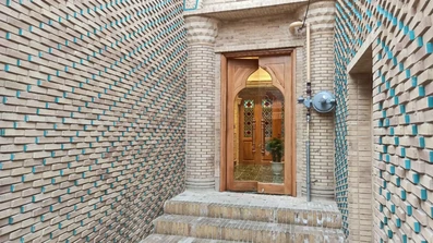 درب چوبی ورودی بوتیک هتل ماه گیسو شیراز