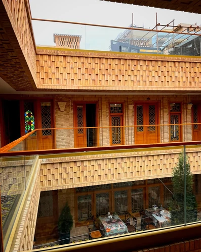 ورودی اتاق ها و تراس عمومی در هتل 3 طبقه سنتی ماه گیسو شیراز