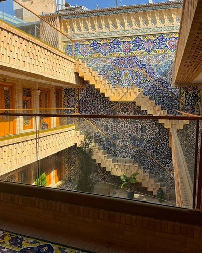 دیوارهای کاشی کاری هتل 2 طبقه ماه گیسو شیراز
