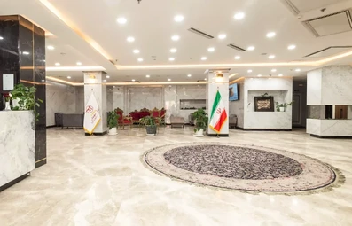 لابی بزرگ و پرنور هتل مهسان قم