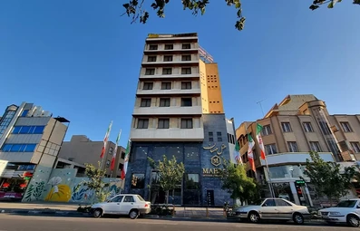 ساختمان 9 طبقه هتل مهسان با نمای سنگ مرمر مشکی در پایین ساختمان