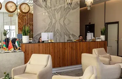 پذیرش هتل ملل اردبیل با پیشخوان چوبی و دیوار سنگی